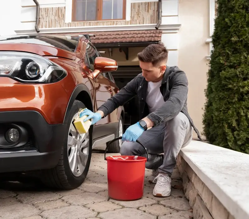 Lavage auto à domicile Le Tablier : professionnel intervenant sur un véhicule